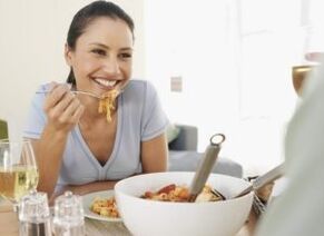 Το κορίτσι τρώει