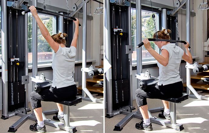 Το να τραβήξετε το μπλοκ πίσω από την πλάτη σας στον προσομοιωτή βοηθά στην εκπαίδευση του πλατύ ραχιαίο